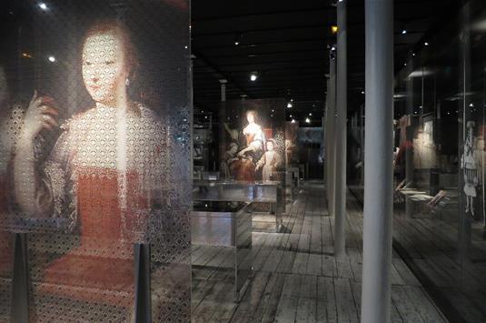 Scénographie du musée au sein de la Cité de la Dentelle et de la Mode By Peccadille - Own work, CC BY-SA 4.0, https://commons.wikimedia.org