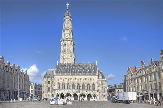 L'hôtel de ville d'Arras sur la place des héros By Pir6mon - Own work, CC BY-SA 3.0, https://commons.wikimedia.org