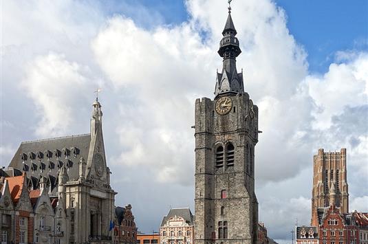 La Grand Place de Béthune Par Velvet — Travail personnel, CC BY-SA 3.0, https://commons.wikimedia.org