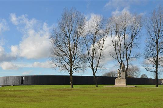 L'Anneau de la mémoire - Par Felouch Kotek — Travail personnel, CC BY-SA 4.0, https://commons.wikimedia.org