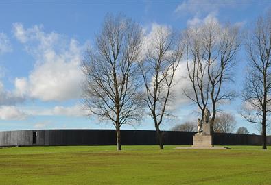 L'Anneau de la mémoire - Par Felouch Kotek — Travail personnel, CC BY-SA 4.0, https://commons.wikimedia.org