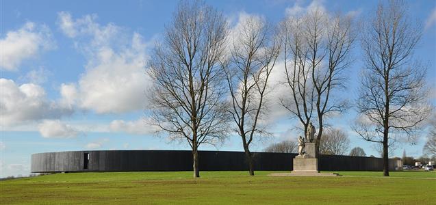 L'Anneau de la mémoire - Par Felouch Kotek — Travail personnel, CC BY-SA 4.0, https://commons.wikimedia.org